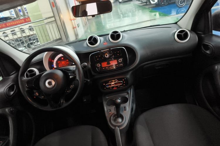 Used smart forfour 2018 1.0L 52 kW Dynamic Edition Center Console