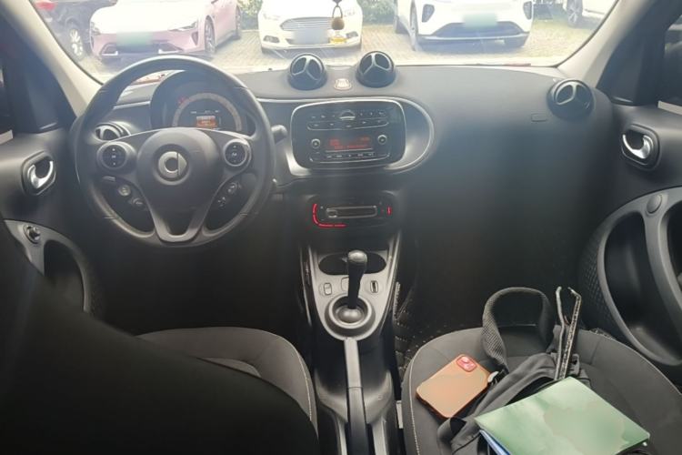 Used smart forfour 2018 1.0L 52kW Passion Edition Center Console