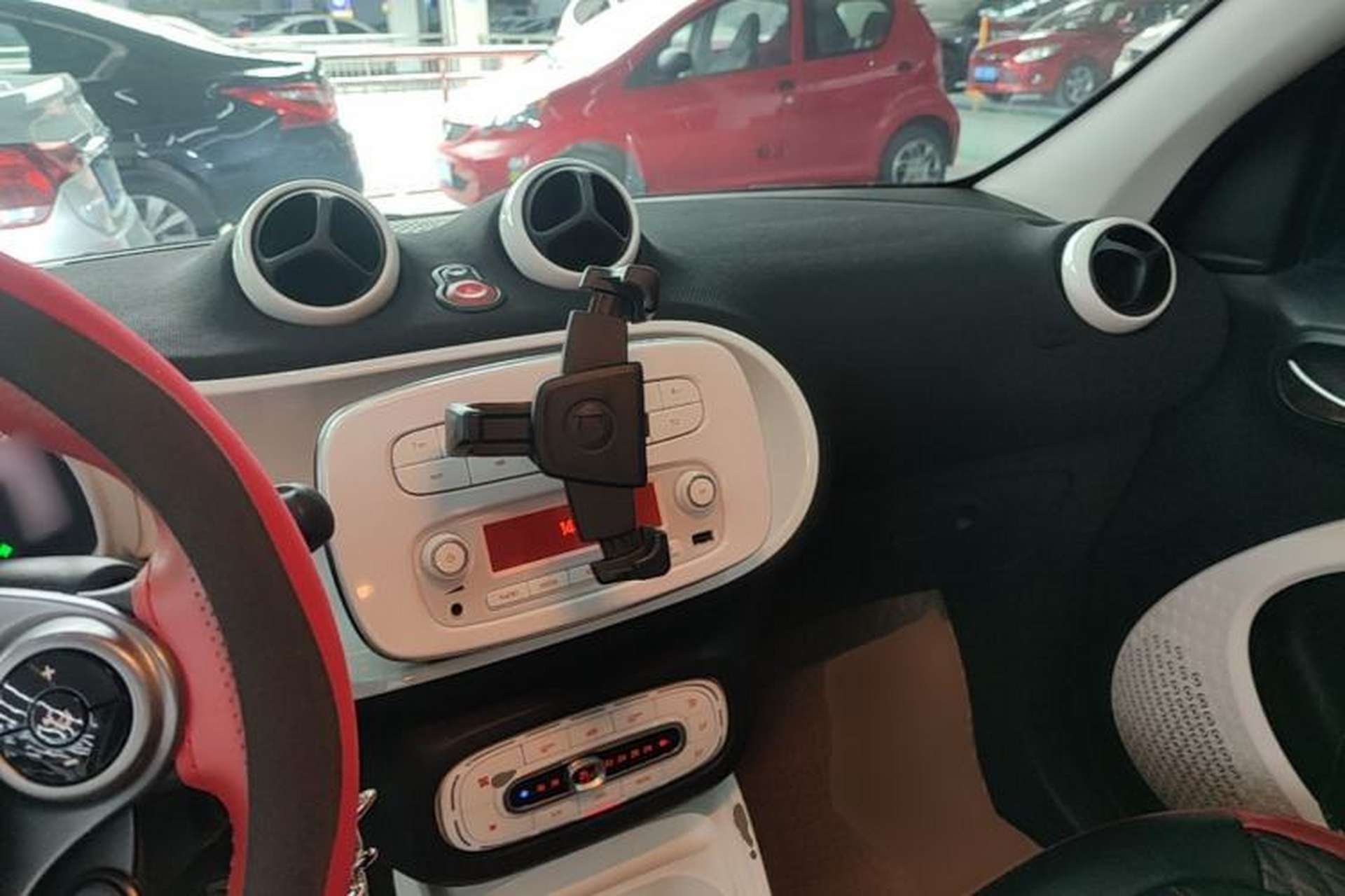 Used smart forfour 2018 1.0L 52kW Passion Edition Center Console