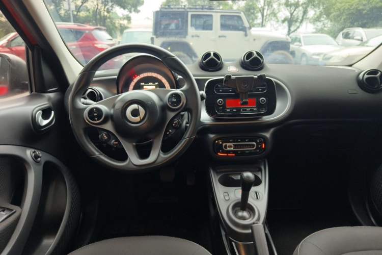 Used smart forfour 2018 1.0L 52kW Passion Edition Center Console