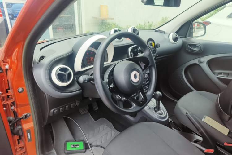 Used smart forfour 2018 1.0L 52 kW Dynamic Edition Center Console
