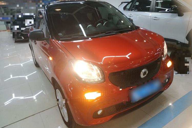 Used smart forfour 2018 1.0L 52 kW Dynamic Edition Front Right 45 Deg