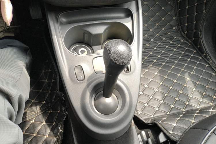 Used smart forfour 2018 1.0L 52kW Passion Edition Gear Lever