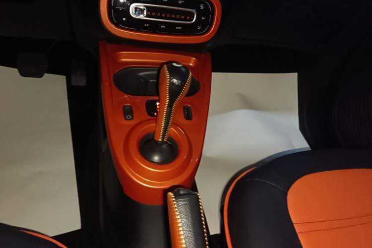 Used smart forfour 2018 1.0L 52kW Passion Edition Gear Lever