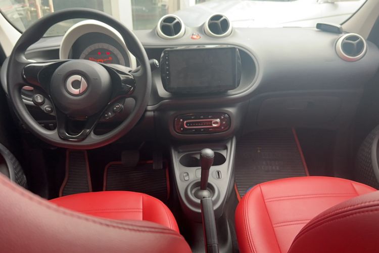 Used smart forfour 2018 1.0L 52 kW Dynamic Edition Interior 1