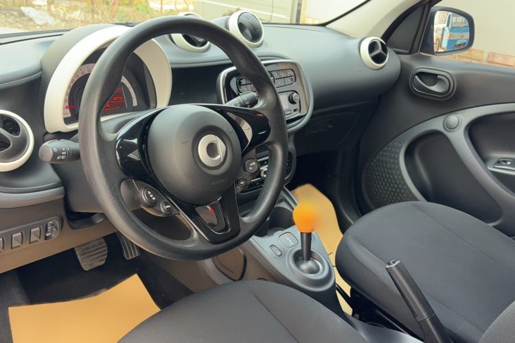 Used smart forfour 2018 1.0L 52 kW Dynamic Edition Interior 1