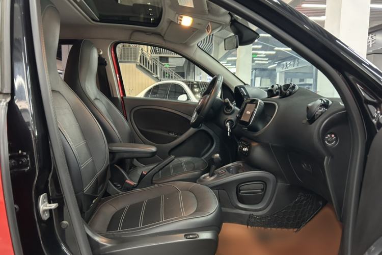 Used smart forfour 2018 0.9T 66 kW Pioneer Edition Interior 1