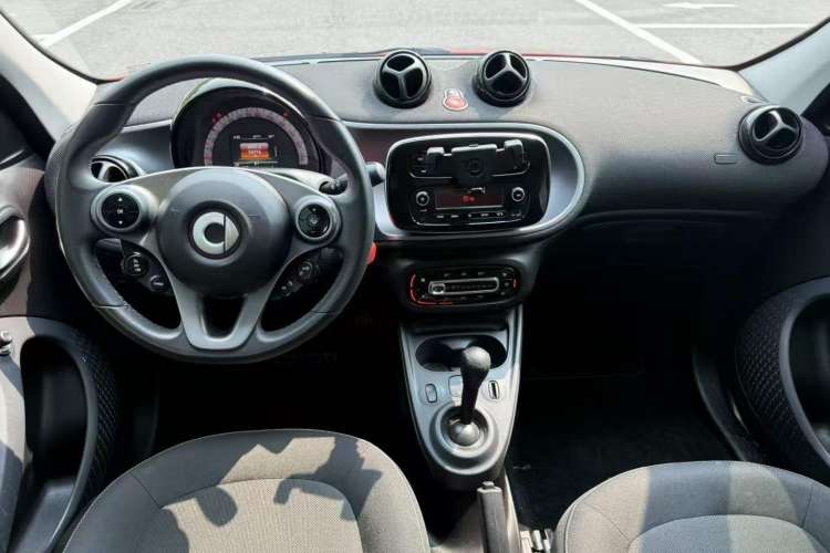 Used smart forfour 2018 1.0L 52kW Passion Edition Interior 1
