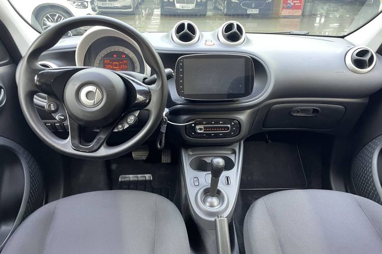 Used smart forfour 2018 1.0L 52 kW Dynamic Edition Interior 1
