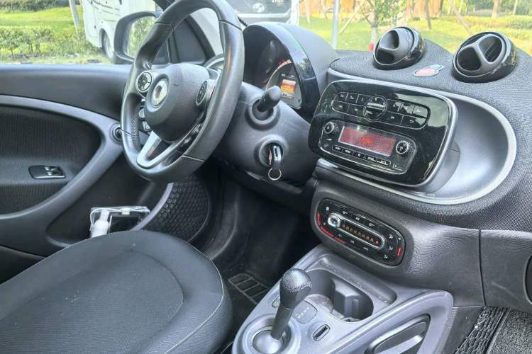 Used smart forfour 2018 1.0L 52kW Passion Edition Interior 10