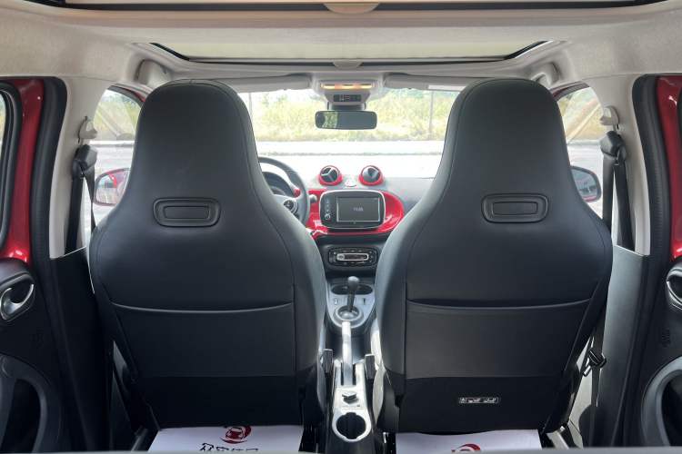 Used smart forfour 2018 0.9T 66 kW Pioneer Edition Interior 13