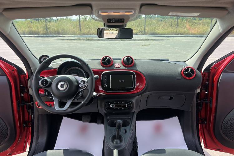 Used smart forfour 2018 0.9T 66 kW Pioneer Edition Interior 2