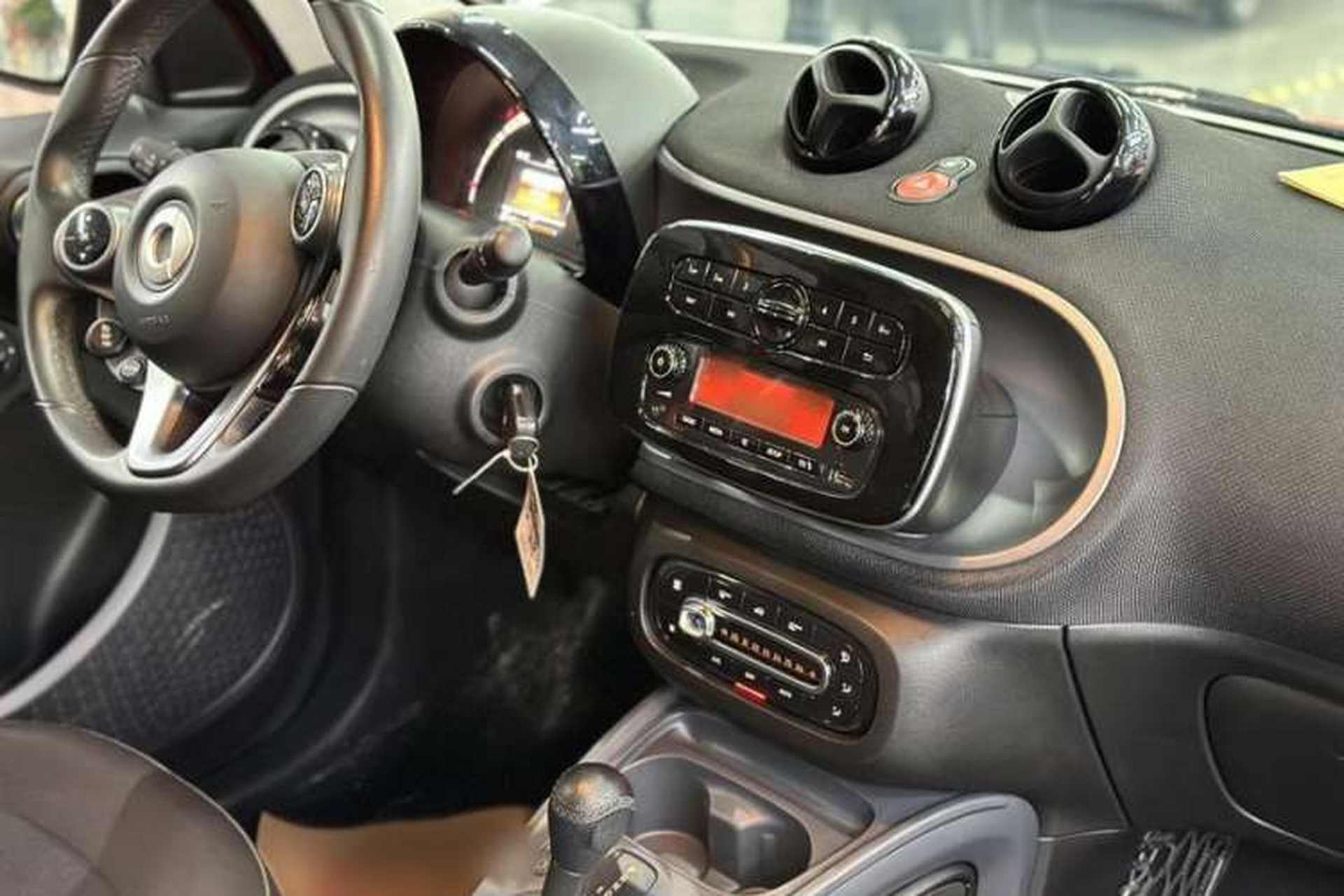 Used smart forfour 2018 1.0L 52kW Passion Edition Interior 2