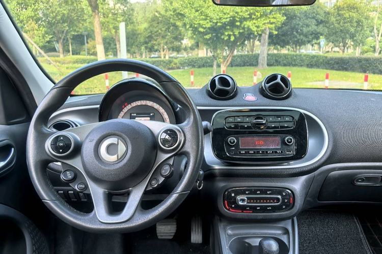 Used smart forfour 2018 1.0L 52kW Passion Edition Interior 2
