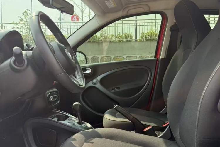 Used smart forfour 2018 1.0L 52kW Passion Edition Interior 2