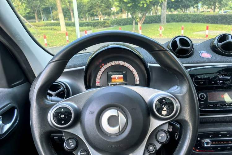 Used smart forfour 2018 1.0L 52kW Passion Edition Interior 3