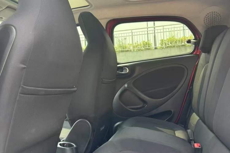 Used smart forfour 2018 1.0L 52kW Passion Edition Interior 3