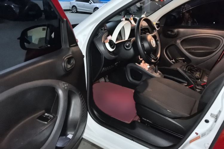 Used smart forfour 2018 1.0L 52 kW Dynamic Edition Interior 3