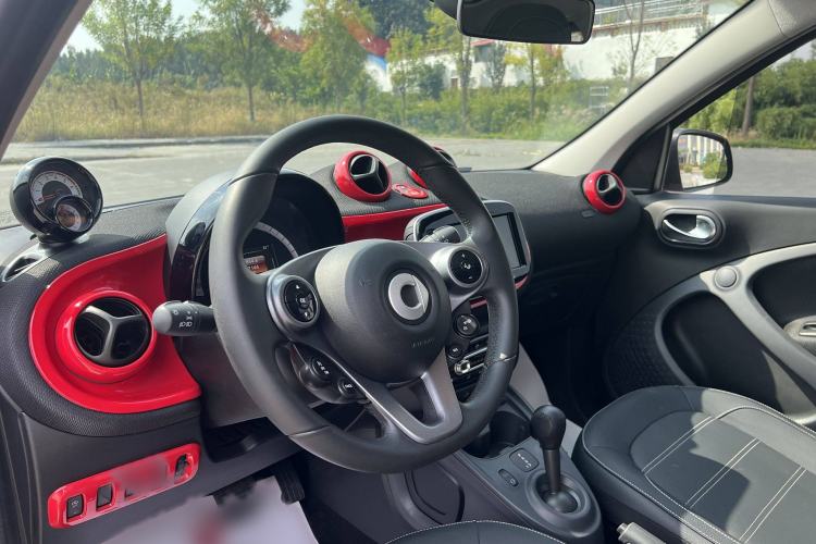 Used smart forfour 2018 0.9T 66 kW Pioneer Edition Interior 4