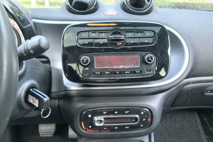 Used smart forfour 2018 1.0L 52kW Passion Edition Interior 4