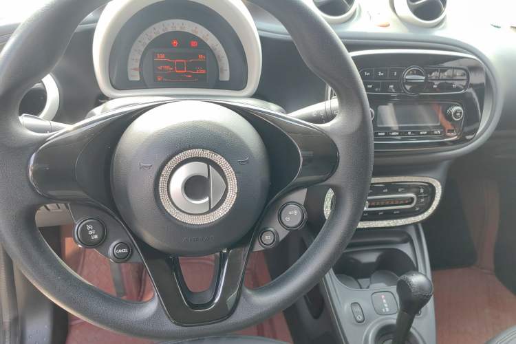 Used smart forfour 2018 1.0L 52 kW Dynamic Edition Interior 4
