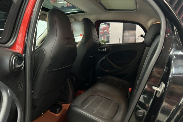 Used smart forfour 2018 0.9T 66 kW Pioneer Edition Interior 4