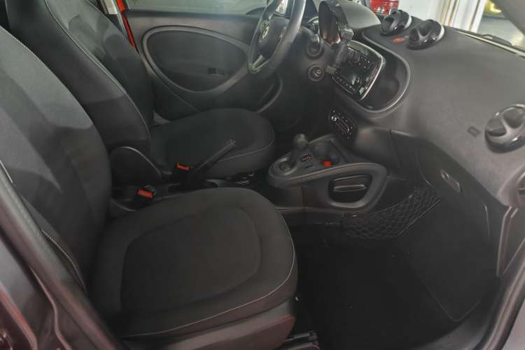 Used smart forfour 2018 1.0L 52kW Passion Edition Interior 4