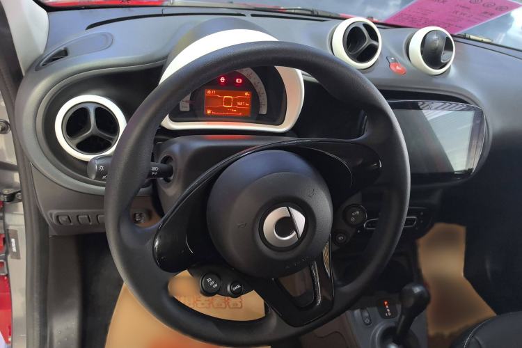 Used smart forfour 2018 1.0L 52 kW Dynamic Edition Interior 4