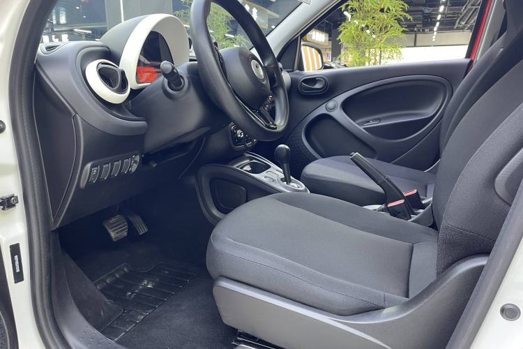 Used smart forfour 2018 1.0L 52 kW Dynamic Edition Interior 6