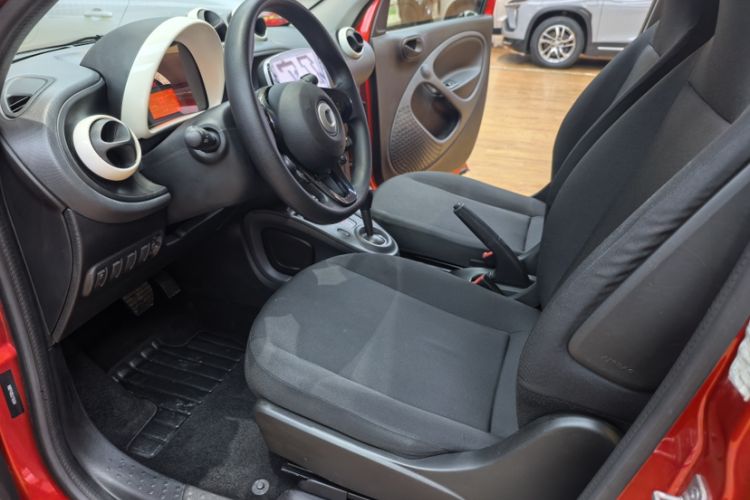 Used smart forfour 2018 1.0L 52 kW Dynamic Edition Interior 6