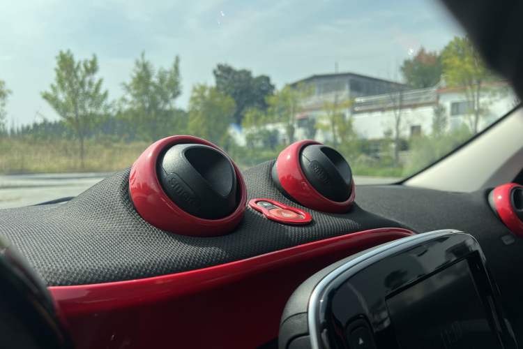 Used smart forfour 2018 0.9T 66 kW Pioneer Edition Interior 7