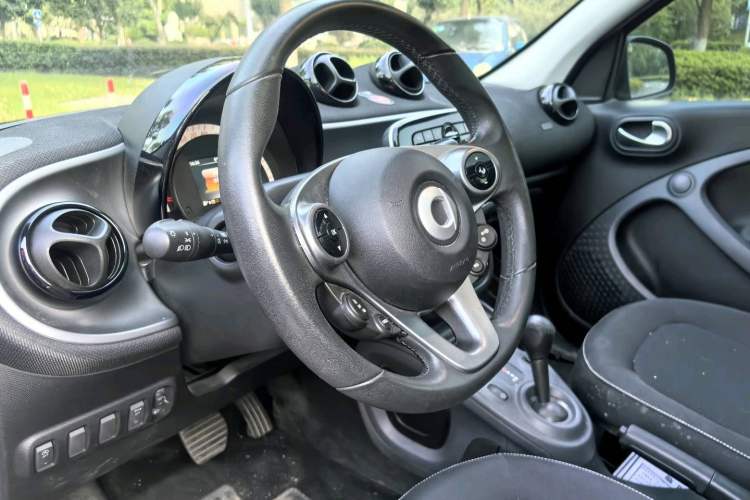 Used smart forfour 2018 1.0L 52kW Passion Edition Interior 7