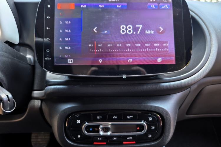 Used smart forfour 2018 1.0L 52 kW Dynamic Edition Interior 7