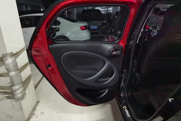 Used smart forfour 2018 0.9T 66 kW Pioneer Edition Interior 8