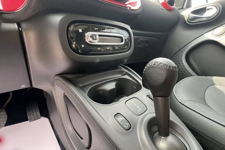 Used smart forfour 2018 0.9T 66 kW Pioneer Edition Interior 9