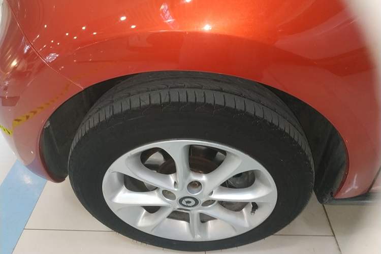 Used smart forfour 2018 1.0L 52 kW Dynamic Edition Left Front Wheel Hub