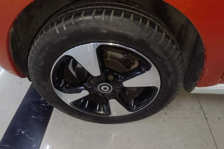 Used smart forfour 2018 1.0L 52kW Passion Edition Left Front Wheel Hub