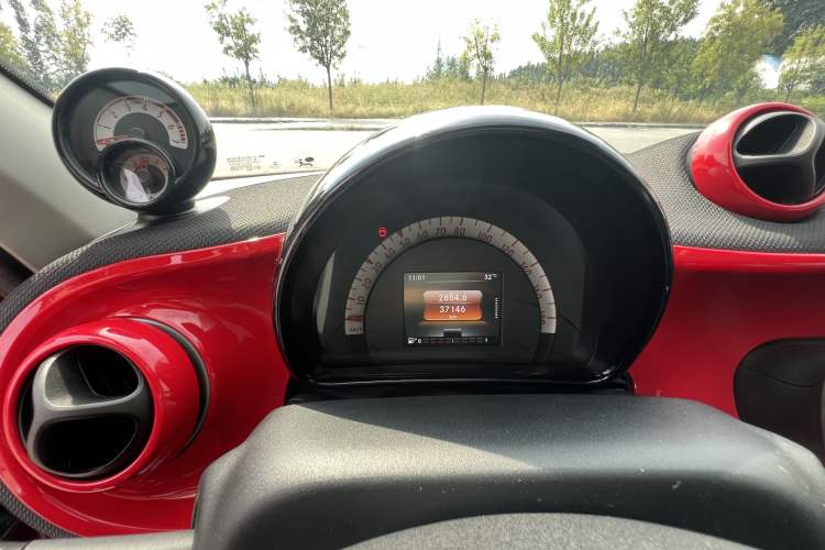 Used smart forfour 2018 0.9T 66 kW Pioneer Edition Odometer Close Up