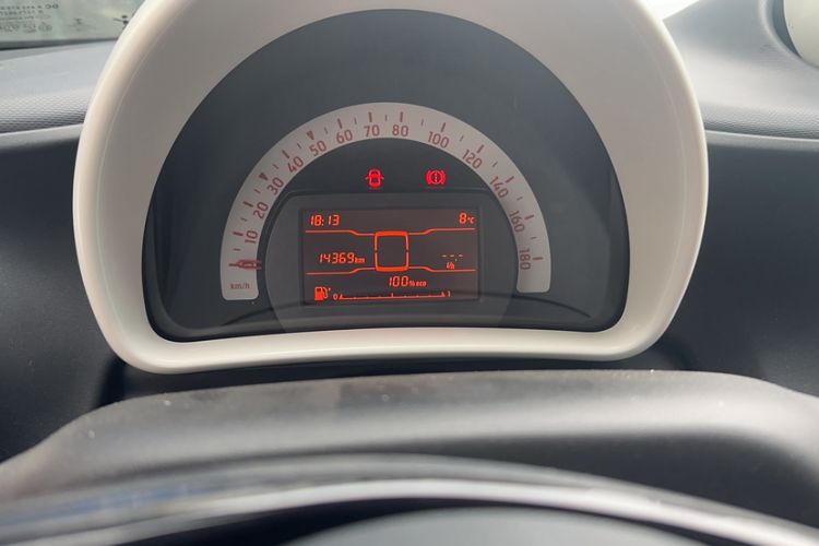Used smart forfour 2018 1.0L 52 kW Dynamic Edition Odometer Close Up