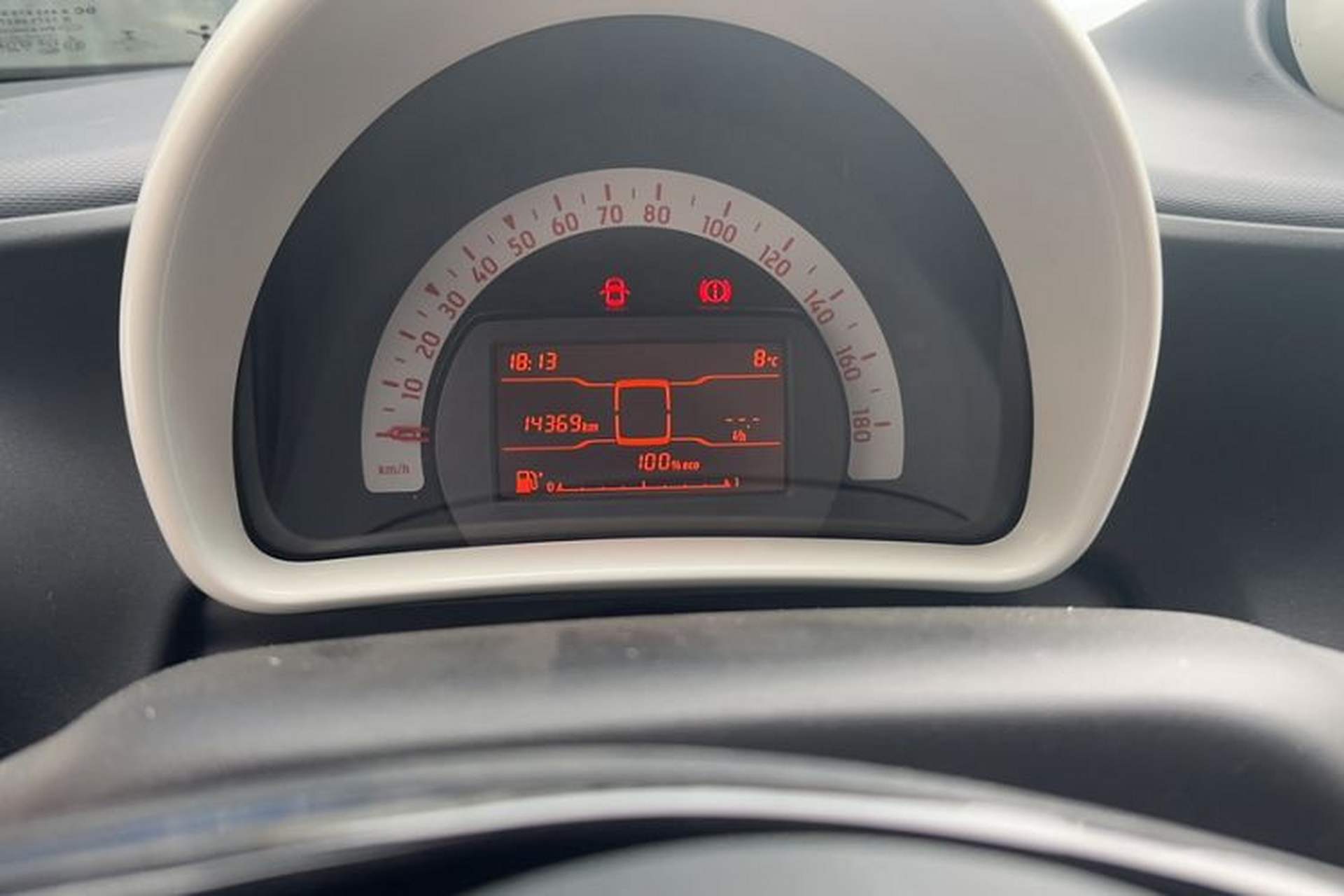 Used smart forfour 2018 1.0L 52 kW Dynamic Edition Odometer Close Up