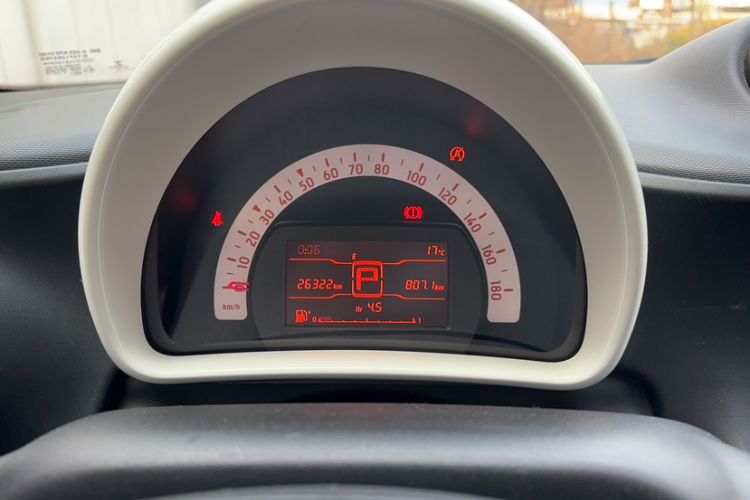 Used smart forfour 2018 1.0L 52 kW Dynamic Edition Odometer Close Up