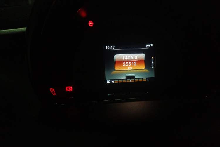 Used smart forfour 2018 0.9T 66 kW Pioneer Edition Odometer Close Up