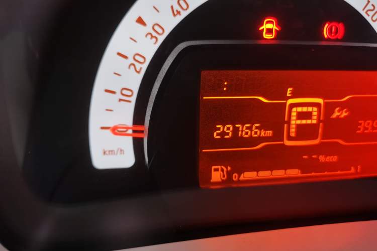 Used smart forfour 2018 1.0L 52 kW Dynamic Edition Odometer Close Up