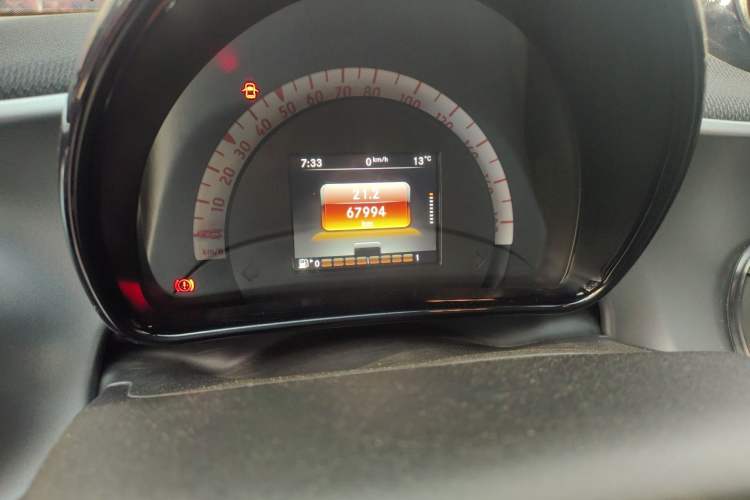Used smart forfour 2018 0.9T 66 kW Pioneer Edition Odometer Close Up