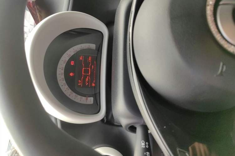 Used smart forfour 2018 1.0L 52 kW Dynamic Edition Odometer Close Up