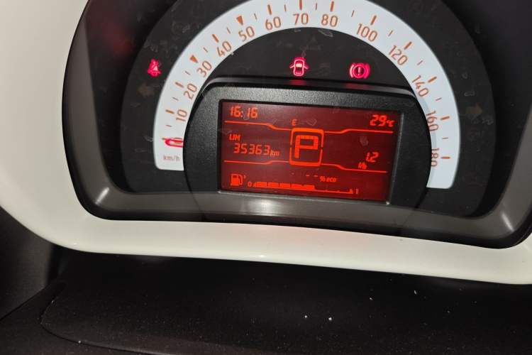 Used smart forfour 2018 1.0L 52 kW Dynamic Edition Odometer Close Up