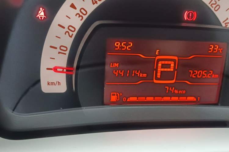 Used smart forfour 2018 1.0L 52 kW Dynamic Edition Odometer Close Up