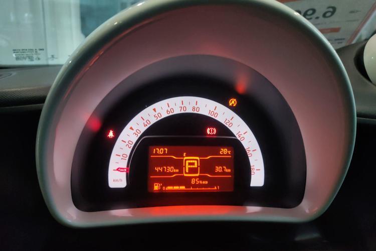 Used smart forfour 2018 1.0L 52 kW Dynamic Edition Odometer Close Up