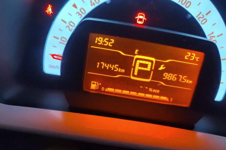 Used smart forfour 2018 1.0L 52 kW Dynamic Edition Odometer Close Up