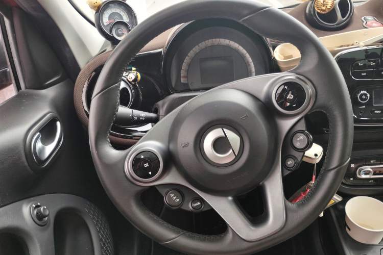 Used smart forfour 2018 0.9T 66 kW Fashion Edition Steering Wheel